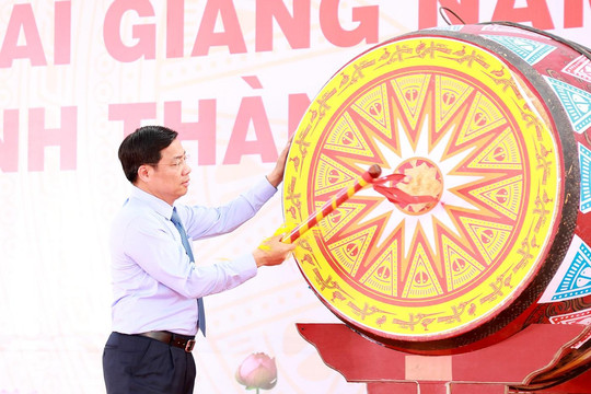 Bí thư Tỉnh ủy Bắc Giang đánh trống khai giảng năm học mới tại Trường THCS Cao Xá