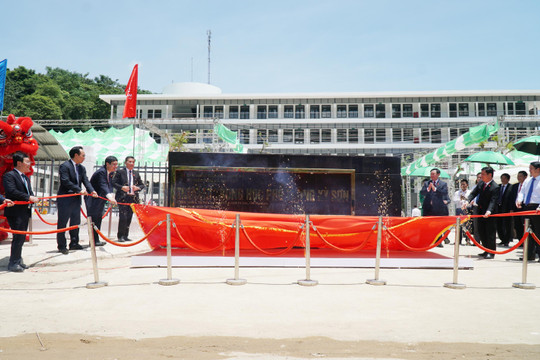 Chủ tịch Quốc hội dự lễ khai giảng tại trường biên giới tỉnh Nghệ An