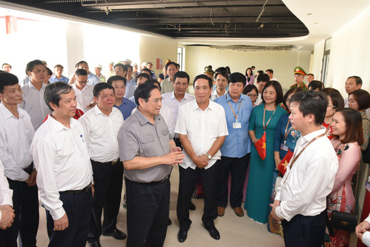 Thủ tướng thăm địa điểm mới Trường THPT Chuyên Hùng Vương