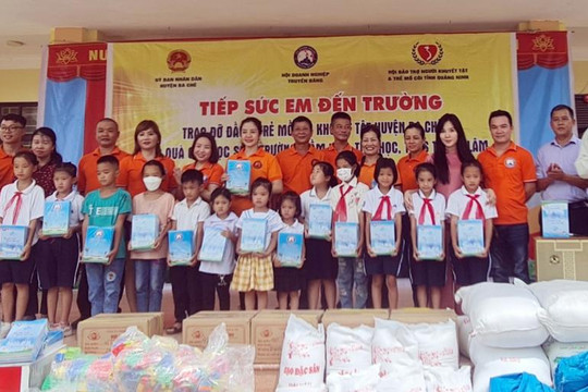 Quảng Ninh: Trao tặng quà cho học sinh huyện Ba Chẽ