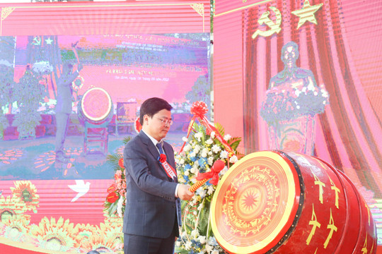Bí thư Tỉnh ủy Bắc Ninh đánh trống khai giảng năm học mới tại Trường THPT Gia Bình số 1