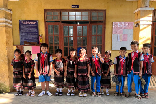 Quảng Nam: Học sinh miền núi rạng rỡ với bộ đồ truyền thống trong lễ khai giảng