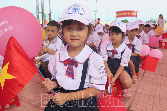 Hà Nam: Lãnh đạo tỉnh đến các nhà trường chia vui trong ngày hội đến trường