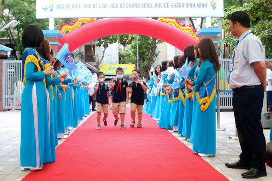 Lãnh đạo Hà Nội chung vui cùng hơn 2,2 triệu học sinh trong ngày hội khai trường
