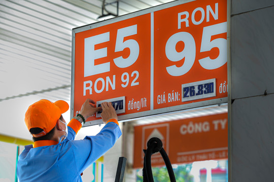 Giá xăng giảm 430 đồng/lít, giá dầu diesel tăng mạnh