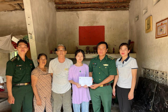 Các đồn Biên phòng ở Quảng Ninh tặng quà cho học sinh có hoàn cảnh khó khăn