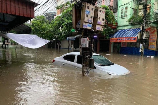 Nam Định phố biến thành sông sau cơn mưa lớn