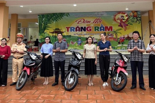 Cô giáo vùng cao ở Quảng Ninh được tặng xe máy