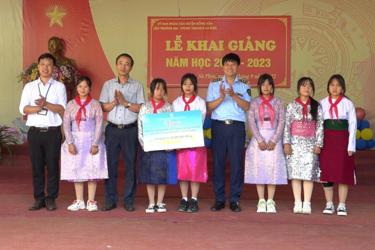 Tặng sách giáo khoa cho học sinh khó khăn tỉnh Hà Giang