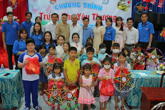 Đoàn Trường ĐH Kiên Giang đem Trung thu yêu thương đến trẻ em vùng sâu