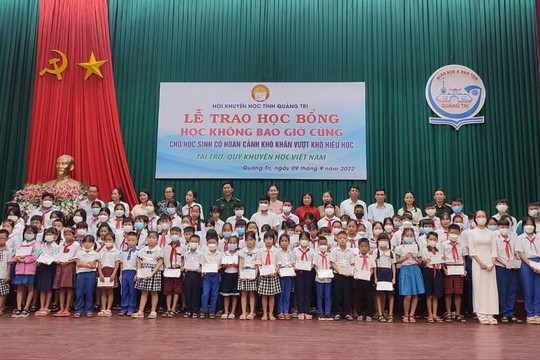 100 suất học bổng tiếp sức học sinh nghèo Quảng Trị