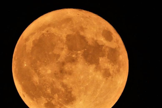 Tối nay sẽ có mặt trăng màu cam và tròn nhất 100 năm qua