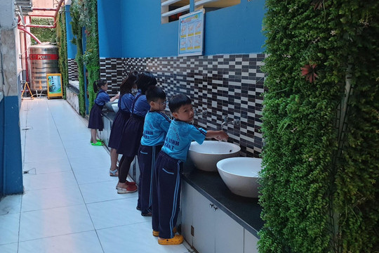 Xây dựng nhà vệ sinh đạt chuẩn mang hạnh phúc đến con trẻ
