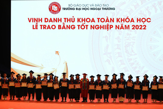 Trường ĐH Ngoại thương trao bằng tốt nghiệp cho 2.034 tân cử nhân