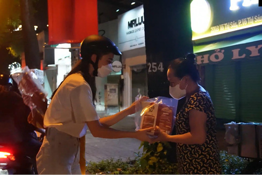 Hoa hậu Lương Thùy Linh lần đầu làm bánh trung thu tặng người vô gia cư