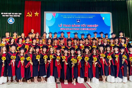 Trao bằng tốt nghiệp năm 2022 cho 71 cử nhân Khoa Quốc tế (ĐH Thái Nguyên)