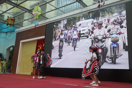 Học sinh Hà Nội diễn kịch tuyên truyền về an toàn giao thông