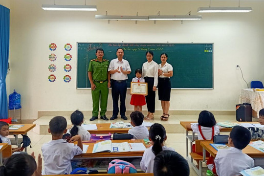 Học sinh lớp 3 ở Quảng Ninh trả lại tiền cho người đánh mất