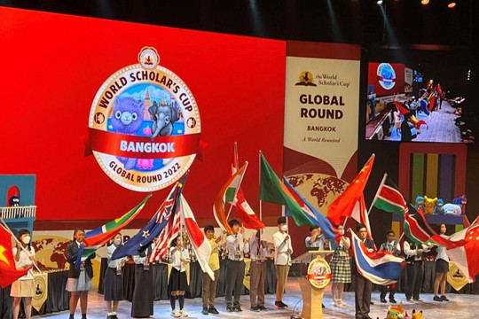 Nữ sinh Trường Newton rước quốc kỳ Việt Nam tại World Scholar’s Cup 2022
