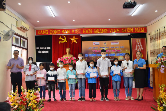 Trao học bổng cho 30 học sinh khó khăn tại Điện Biên