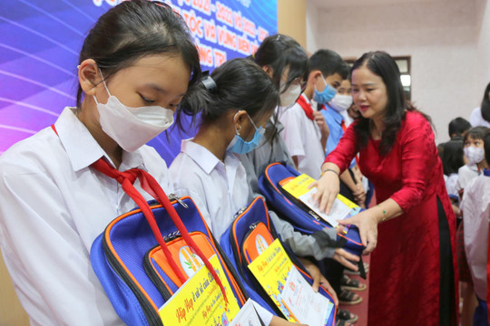 Học bổng Vừ A Dính chắp cánh tương lai cho học sinh nghèo Quảng Trị