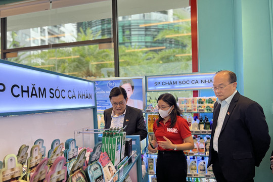 Phó thủ tướng Singapore thăm cửa hàng WIN của Tập đoàn Masan