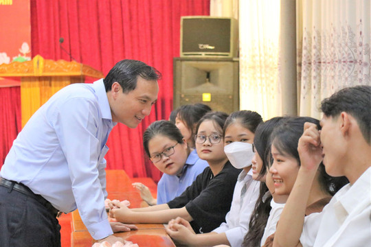 Hỗ trợ hơn 200 sinh viên ở Hà Tĩnh có hoàn cảnh khó khăn học đại học