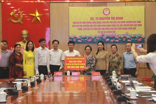 Nguyên Phó Chủ tịch nước trao học bổng cho học sinh nghèo tại Quảng Ninh