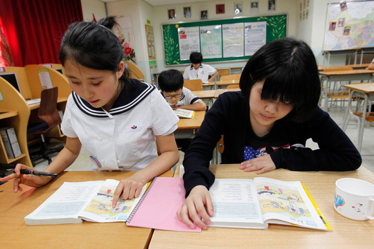 Các nước châu Á sử dụng sách giáo khoa như thế nào