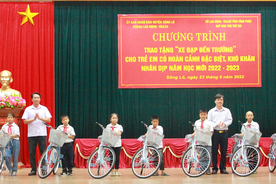 Vĩnh Phúc trao 30 xe đạp cho học sinh khó khăn