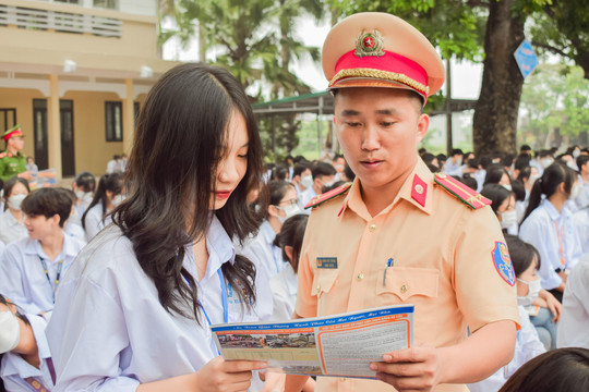 Bắc Giang trang bị kiến thức pháp luật và trao học bổng cho học sinh