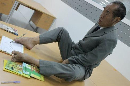 Người thầy viết chữ bằng chân Nguyễn Ngọc Ký qua đời