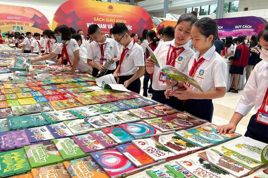 Trưng bày lịch sử phát triển sách giáo khoa giáo dục phổ thông Việt Nam các thời kỳ
