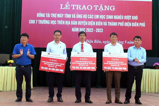 Học sinh 7 trường vùng khó tại Điện Biên nhận học bổng và 'Máy tính cho em'