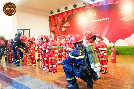 Học sinh mầm non thích thú tập làm lính cứu hỏa