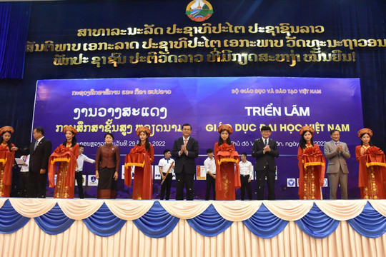 Triển lãm giáo dục đại học Việt Nam tại Lào