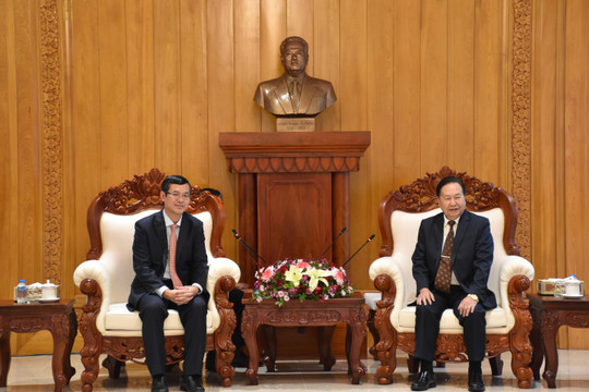 Thứ trưởng Nguyễn Văn Phúc gặp gỡ Phó Chủ tịch Quốc hội Lào Chaleun Yiapaoher