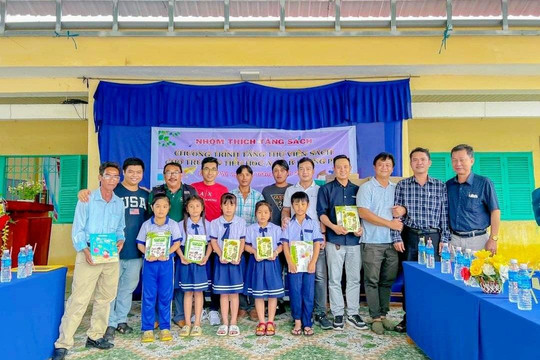 Trao hơn 2.200 đầu sách cho thư viện trường học ở An Giang