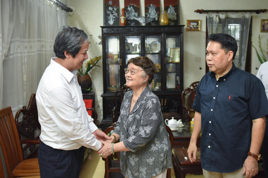 Bộ trưởng Nguyễn Kim Sơn thăm gia đình cố giáo sư Nguyễn Đình Tứ