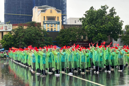 Hơn 2000 người đội mưa cổ vũ cho thí sinh Vũ Bùi Đình Tùng