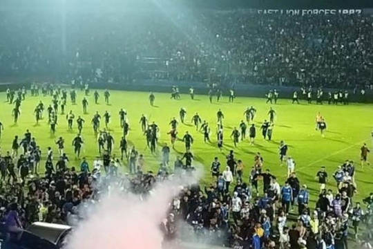 Video bạo loạn trên sân bóng ở Indonesia