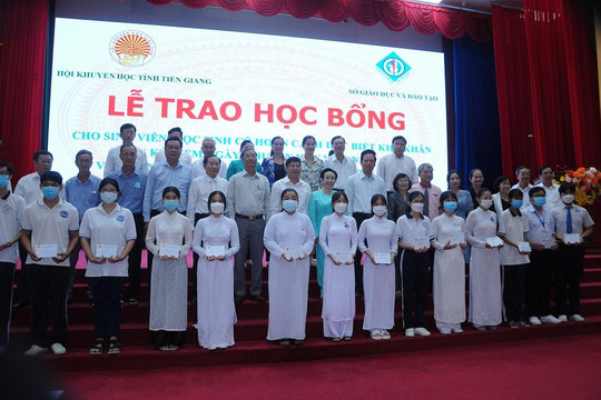 Trao 226 suất học bổng cho học sinh, sinh viên khó khăn tỉnh Tiền Giang