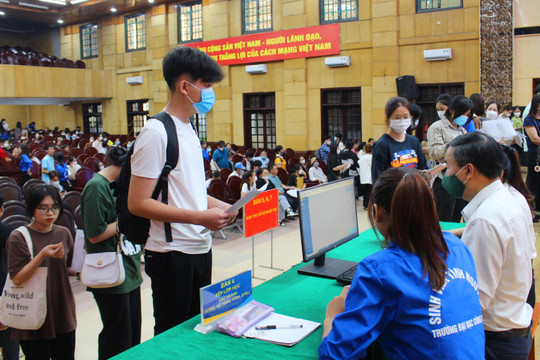 Trường ĐH Công đoàn đón hơn 2.000 tân sinh viên nhập học