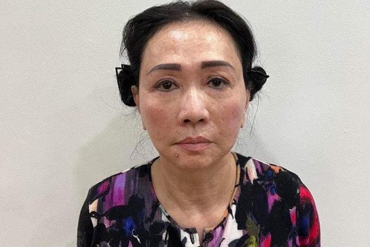 Hình ảnh bà Trương Mỹ Lan chủ tịch Vạn Thịnh Phát tại cơ quan công an