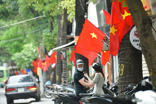 Hà Nội rực rỡ cờ hoa mừng kỷ niệm 68 năm Ngày Giải phóng Thủ đô