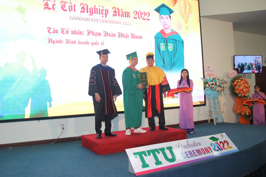 Trường Đại học Tân Tạo trao bằng tốt nghiệp cho 98 tân cử nhân và bác sĩ