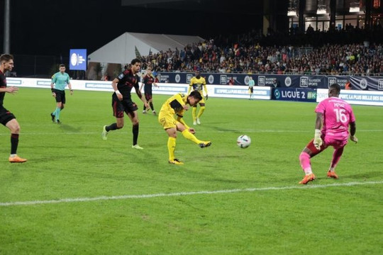 Video Quang Hải ghi bàn thắng đầu tiên ở Pháp giúp Pau FC thoát thua