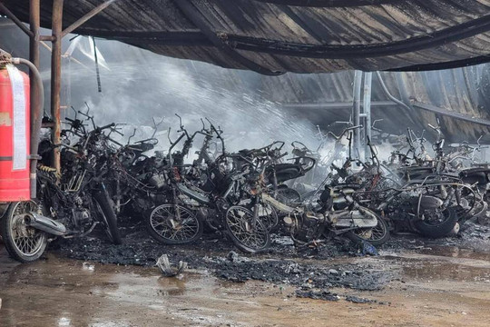 Cháy tại công ty may ở Nam Định, ít nhất 250 xe máy bị thiêu rụi