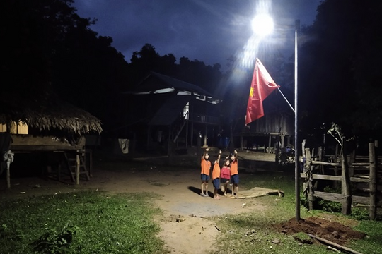 Mang ánh sáng đến với người dân vùng biên ở Quảng Bình
