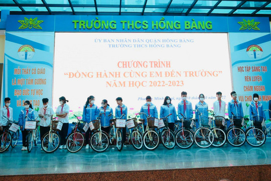 Trường THCS Hồng Bàng (Hải Phòng) tặng xe đạp cho 42 học sinh khó khăn